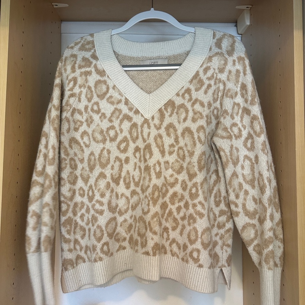 LOFT Women's V-Neck Sweater - Cream and Tan Leopard Print
